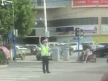 亳州一辅警托举脱落电缆线一个多小时 网友：要发网上去