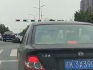 阜阳一女司机绿灯亮时未及时通行  被记6分罚200元
