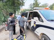 老人路遇大“坑”摔傷，六安民警火速送醫(yī)