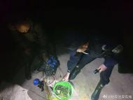 六安：男子夜里瘋狂電魚，被巡邏民警逮個(gè)正著