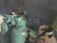 泗县：杨絮惹祸废品站浓烟滚滚 消防搬出15个液化气罐