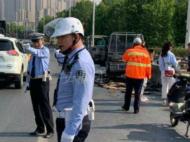 蕪湖：加油站附近路面貨車自燃 司機及時跳車