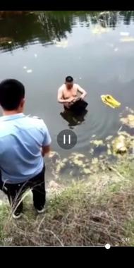 老人裝萬余元現金的包隨車掉進河  亳州民警潛水幫撈回 