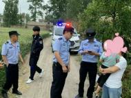 3岁熊孩子骑车在马路上“兜风”  民警帮忙找妈妈