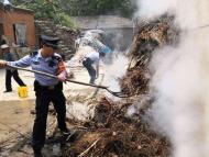 出警途中發現草堆著火危及民房  蚌埠民警緊急撲救