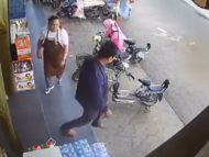 亳州一男子超市內順走手機 剛出門就被店員揪了回來