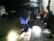 涇縣：半夜洪水來襲  民警沖進民宅搶救群眾 