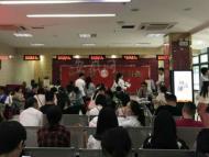 “520”合肥婚姻登記處爆滿 快下班仍坐滿了人