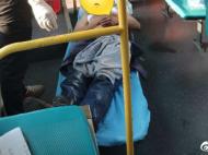 阜陽一輛公交車上乘客突發疾病 民警協助送醫