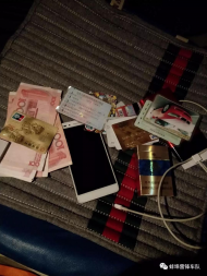 蚌埠：拾到?jīng)]電手機(jī)  熱心的哥充好電等失主 