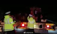 大貨車貨物側(cè)翻 亳州高速交警連夜救援