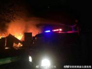 泗縣：廢舊輪胎起火危及房屋  民警消防聯手撲滅