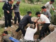 翻车男子被困车底  宿州警民合力抬车救人