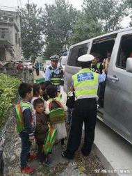 “黑校車”超員100%  利辛警方立即查處  