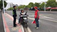 績溪交警推出“體驗(yàn)式教育”   行人非機(jī)動車交通違法“執(zhí)勤”半小時