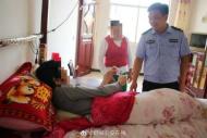 暖心！舒城民警為行動不便居民送證上門