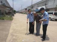 六安：耋髦老翁摔倒在地  民警及時救助送其回家