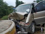 六安：轎車撞上路邊大石墩  警民合力救援傷者