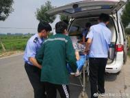 亳州：老人中暑暈倒路邊   民警烈日下執傘守護 