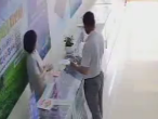 和縣一男子買完手機又偷走一部 監控全程記錄