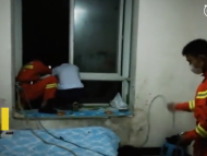 轻生小伙梦想当消防员 消防员将队服借给他穿