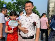 【大考2019】合肥：妹妹穿紅色旗袍送考 祝愿姐姐旗開得勝