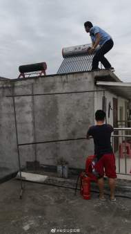 六安：孩子專心寫作業，不知身旁有火情