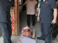 亳州一女老赖撒泼打滚拒履行 拘留罚款终认错