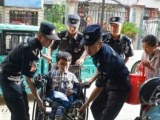 宿松：奶奶进城推轮椅陪考  特警全程协助
