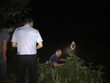 池州男子雨夜驾车冲入池塘 从车窗爬出站车顶呼救