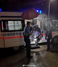 雨夜老人被困屋內  六安民警緊急救助