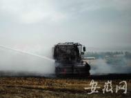 臨泉：農(nóng)民搶收小麥 兩臺收割機因連軸轉(zhuǎn)發(fā)生自燃