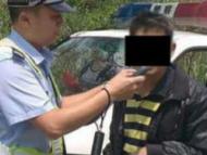 男子騎公路賽摩托轟油門超警車  被查出無(wú)證醉駕