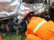 蕭縣：轎車撞斷護欄沖出路基 祖孫3人被困4米深坑