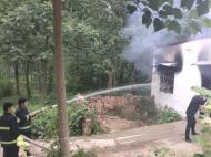 亳州：吸煙不慎引發(fā)大火 民警撬窗救出被困村民