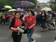 【大考2019】合肥市一六八考點：警戒線已經放開 家長在校門外等候