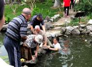 旅游途中，懷遠(yuǎn)一七旬老人跳水救人
