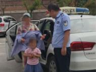 亳州：女童偷偷遛上街 民警耐心陪護等家人