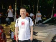 【大考2019】父親穿著“吉利”T恤 祝福女兒考試順利