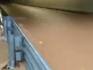 黃山暴雨 徽杭高速公路出現漫水但能通行