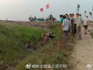 淮北：大爷不慎将车开进沟中 警民联合将其救出
