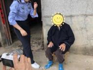 六安：百歲老人身體不便  民警上門幫其辦理身份證