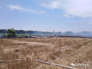 東至：室外草場(chǎng)大火  民警聯(lián)合消防成功撲滅