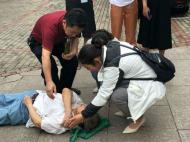 蚌埠一老人中風(fēng)昏倒路邊 幸遇社區(qū)熱心人