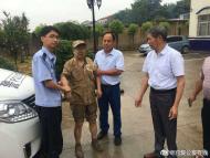 因雨路濕滑老人摔入泥田，六安民警伸援手及時救助