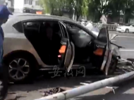 黃山一轎車突撞路燈柱 事故造成車內人員受傷