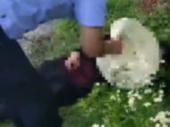 荒田發生大火老人昏倒火場 涇縣民警緊急救助