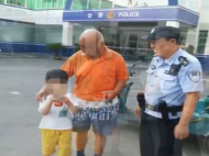 男童“偷溜”街上游玩 被好心人发现“遣送”派出所