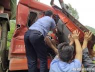 六安：山路發(fā)生車禍 民警緊急救助被困傷員