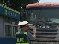 核載49噸大貨車?yán)?27噸貨物！提醒：高溫天超限超載更易發(fā)事故